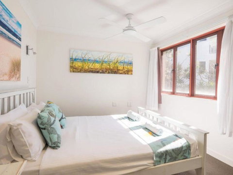 First Point Down - Accommodation Main Beach 2