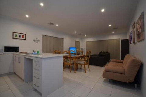 Park View Modern House - Accommodation Main Beach 4