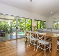 Whispering Palms - Accommodation Main Beach