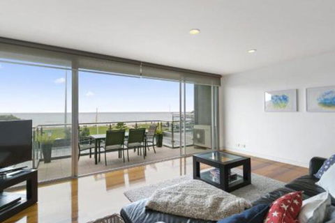 LOUTTIT BAY APARTMENT 1 Free Wifi Ocean Views & The Ultimate Location - Accommodation Main Beach 0