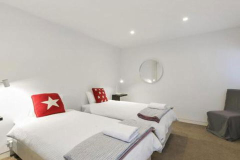 LOUTTIT BAY APARTMENT 1 Free Wifi Ocean Views & The Ultimate Location - Accommodation Main Beach 7