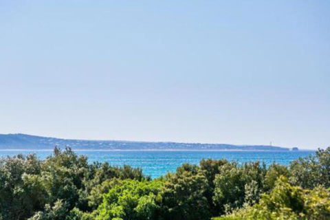 LOUTTIT BAY APARTMENT 1 Free Wifi Ocean Views & The Ultimate Location - Accommodation Main Beach 3