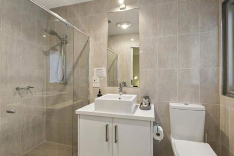 LOUTTIT BAY APARTMENT 1 Free Wifi Ocean Views & The Ultimate Location - Accommodation Main Beach 2