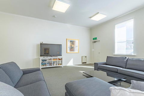 4 Bedroom House Hobart CBD Free Parking - Accommodation Main Beach 4