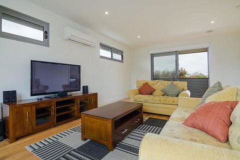 PIER 55 DROMANA... - Accommodation Main Beach 6
