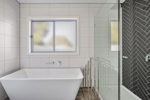 Sunshine Beach House Brand New Stunning - Accommodation Main Beach 3