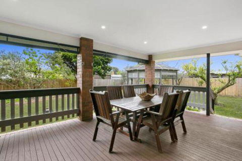 Family Getaway Walk To Bay Beach - Accommodation Main Beach 2