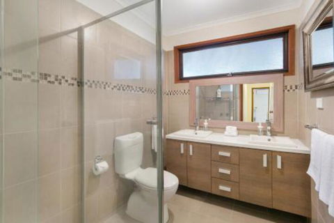 Family Getaway Walk To Bay Beach - Accommodation Main Beach 7