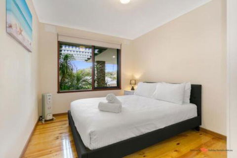 Family Getaway Walk To Bay Beach - Accommodation Main Beach 6