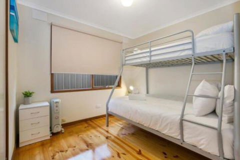 Family Getaway Walk To Bay Beach - Accommodation Main Beach 4