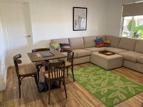 The Mains Guest House - Accommodation Main Beach 6