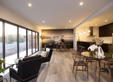 The Seabird - Accommodation Main Beach 1