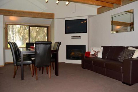 Howmans - Accommodation Main Beach 3