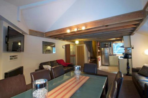 Howmans - Accommodation Main Beach 2