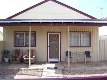 Aussie Bacon & Eggs Cottages - Accommodation Main Beach 0