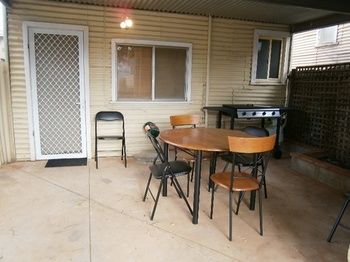 Aussie Bacon & Eggs Cottages - Accommodation Main Beach 1