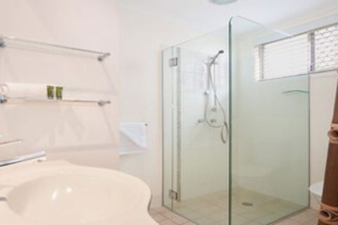 La Plage - Accommodation Main Beach 4