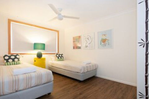 La Plage - Accommodation Main Beach 2
