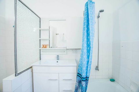 Vibrant And Colorful Apartment In Dollspoint - Accommodation Main Beach 5