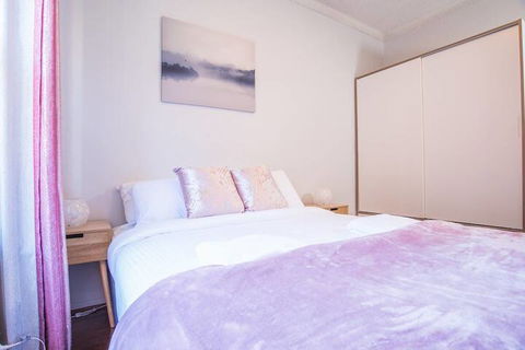 Vibrant And Colorful Apartment In Dollspoint - Accommodation Main Beach 4