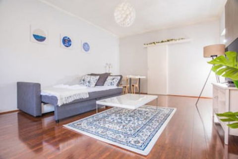 Vibrant And Colorful Apartment In Dollspoint - Accommodation Main Beach 0