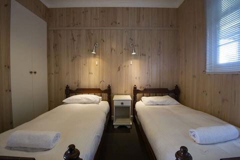 Rivendale - Accommodation Main Beach 7