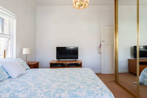 Garden Style Apartment In Prime Location - Accommodation Main Beach 1