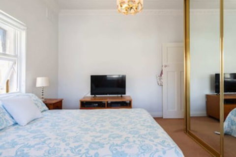 Garden Style Apartment In Prime Location - Accommodation Main Beach 0