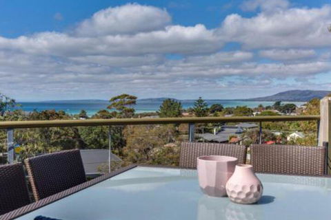 The View - Accommodation Main Beach 0