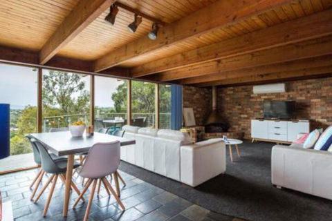 The View - Accommodation Main Beach 1