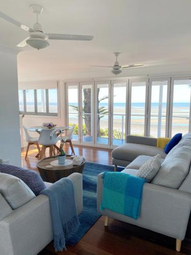 Happy Tides Beachfront Holiday Home - Accommodation Main Beach 4