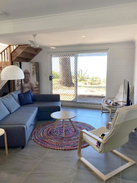 Happy Tides Beachfront Holiday Home - Accommodation Main Beach 2