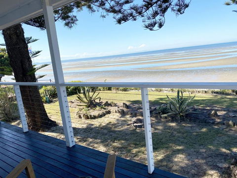 Happy Tides Beachfront Holiday Home - Accommodation Main Beach 1