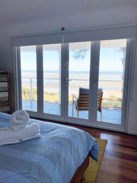 Happy Tides Beachfront Holiday Home - Accommodation Main Beach 3