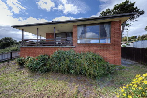 Stones Throw - Accommodation Main Beach 1