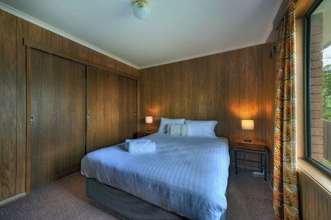 Stones Throw - Accommodation Main Beach 6
