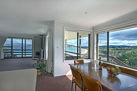 Stones Throw - Accommodation Main Beach 2