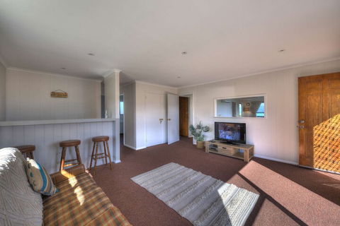 Stones Throw - Accommodation Main Beach 3