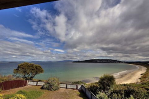 Stones Throw - Accommodation Main Beach 0