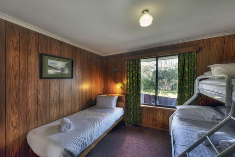 Stones Throw - Accommodation Main Beach 7