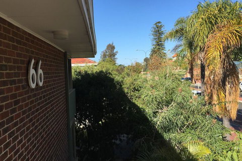 B6 Cafes & Restaurants Close To UWA - Accommodation Main Beach 3