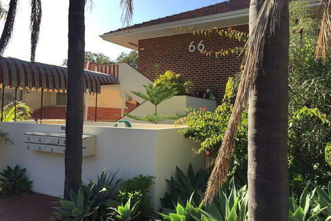 B6 Cafes & Restaurants Close To UWA - Accommodation Main Beach 4