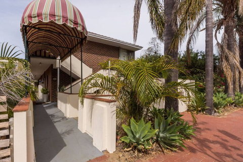 B6 Cafes & Restaurants Close To UWA - Accommodation Main Beach 1