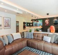Spacious 2 Bedroom Apartment in Ascot With Large Private Garden - Accommodation Main Beach