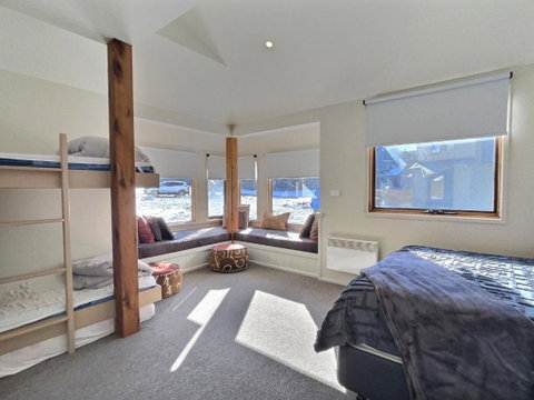 Vertical Limit - Accommodation Main Beach 3