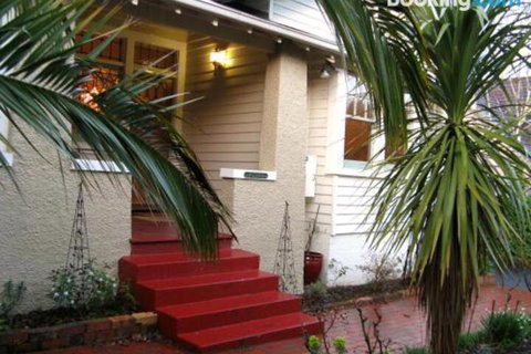 Twyford - Accommodation Main Beach 0