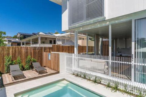 Audrey - Accommodation Main Beach 2