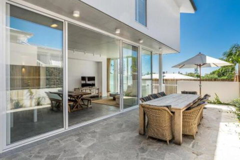 Audrey - Accommodation Main Beach 6