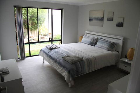 Warnbro Beach Family Accommodation - Accommodation Main Beach 2