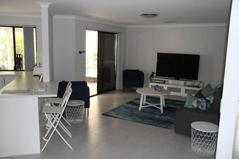 Warnbro Beach Family Accommodation - Accommodation Main Beach 1